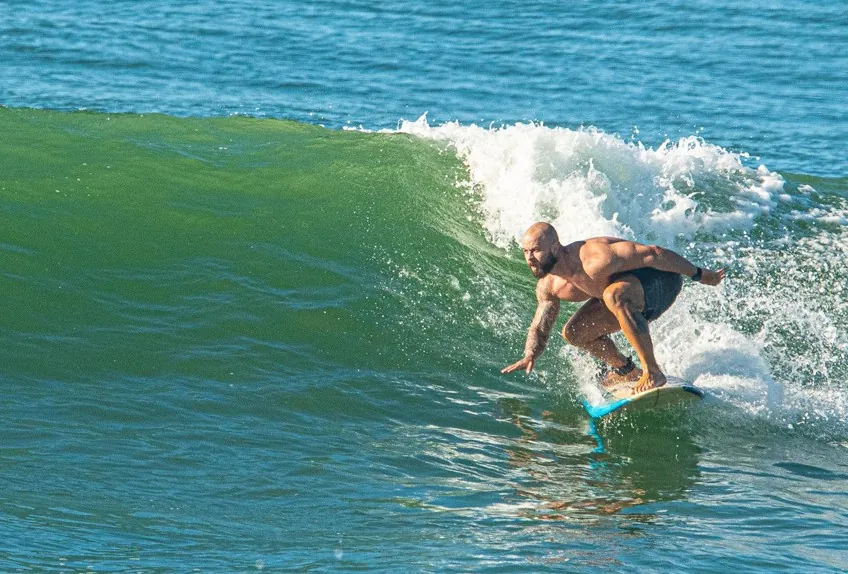 Gabriel surfando depois de treinar a base em solo