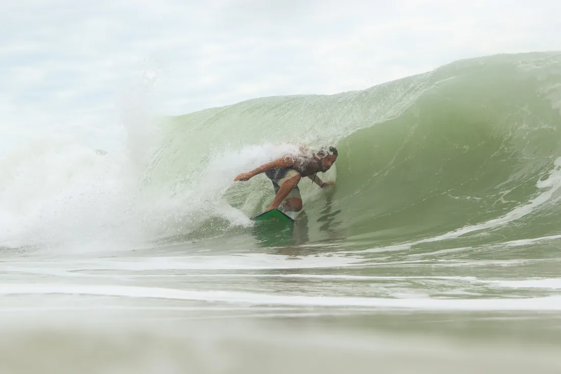 Marcel surfando no Brasil em 2022