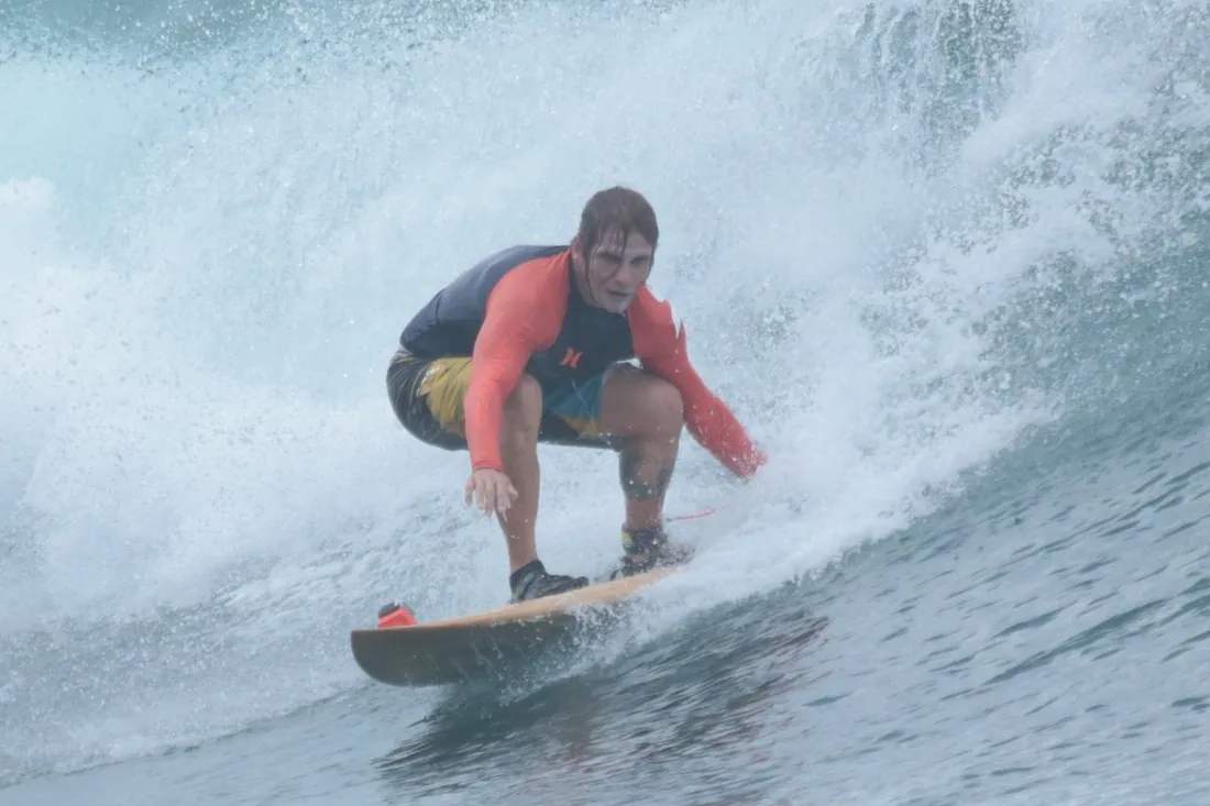 Marcel surfando em Macaronis, Mentawai, em 2016