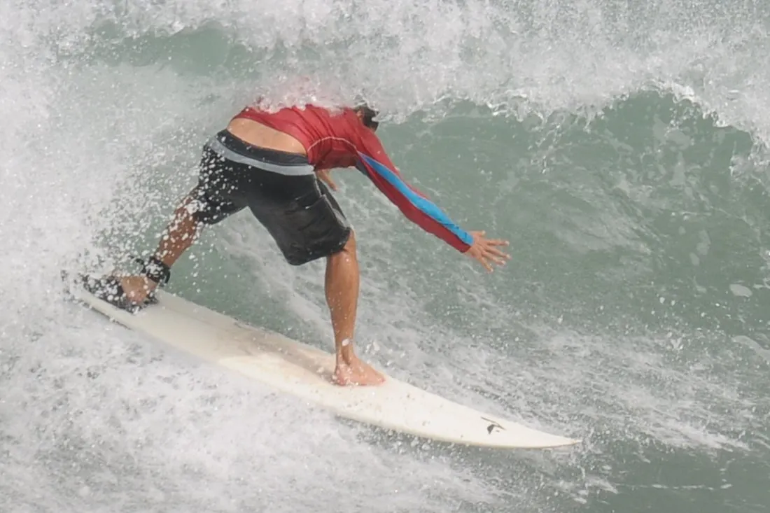 Marcel surfando em Pavones, Costa Rica, em 2009